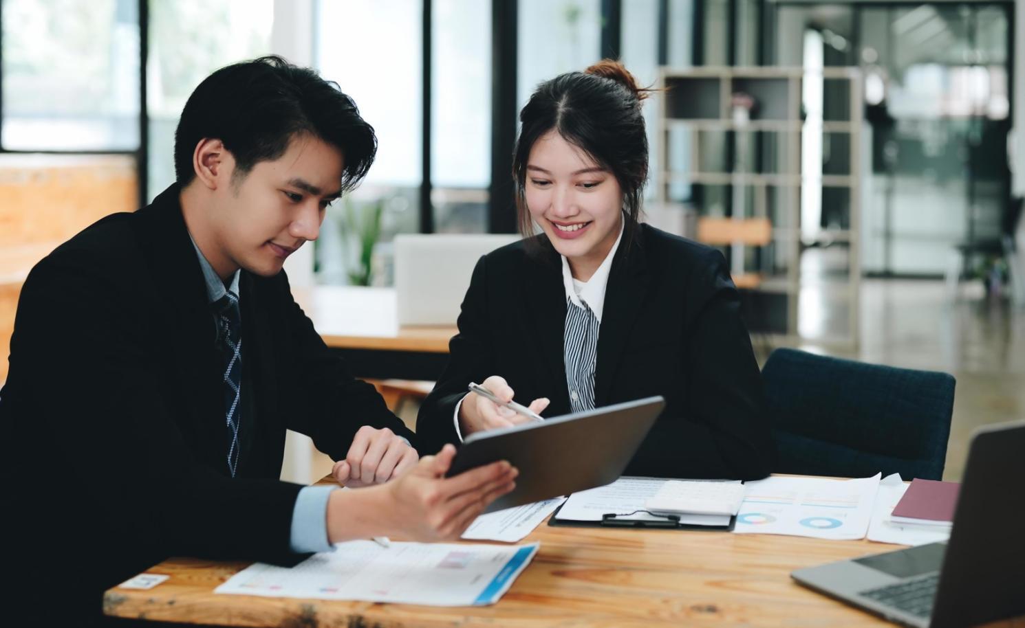 Студент работает над проектом разработки веб-приложения в учебной аудитории